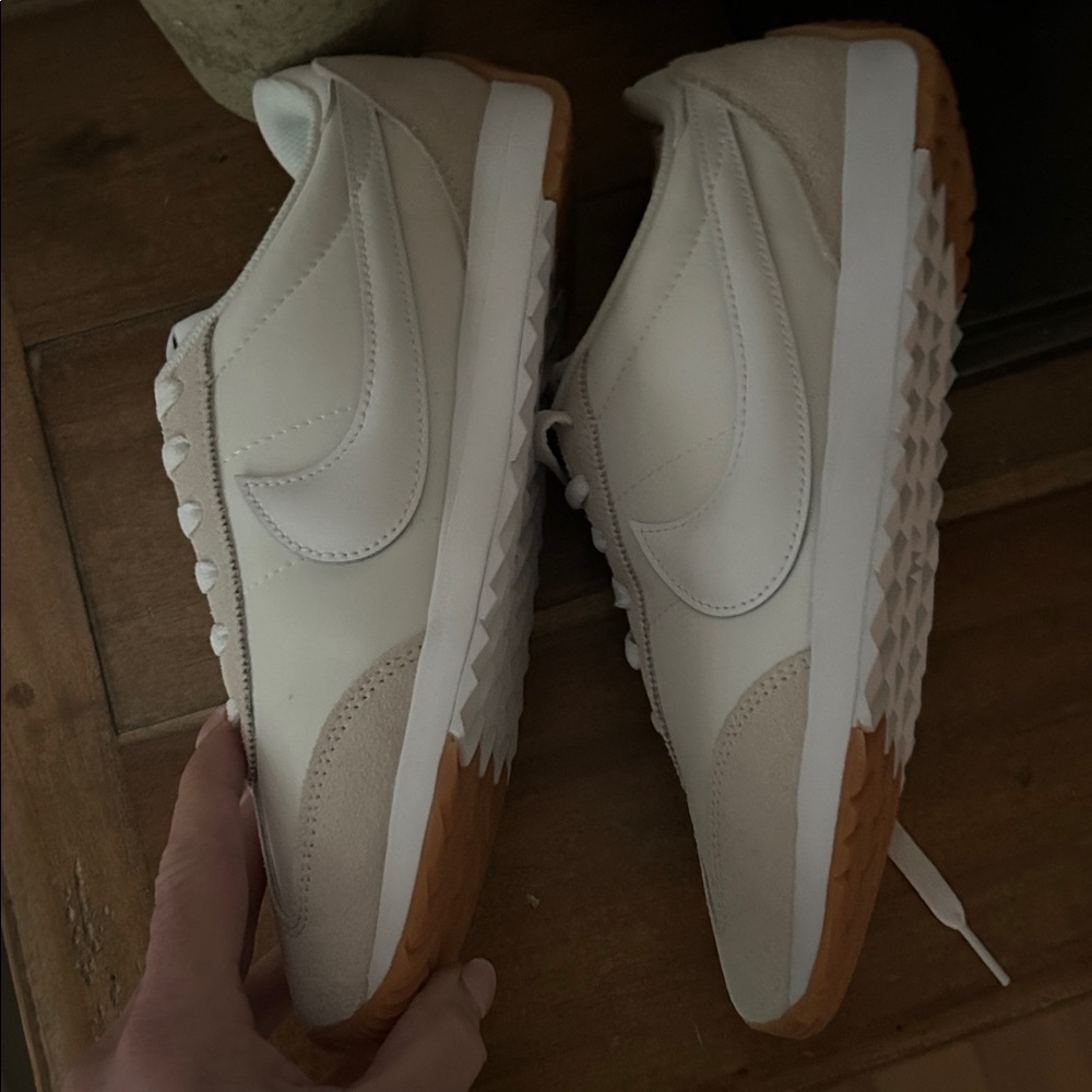 Nike womans White and Beige Sneakers- brand new !! Never worn . Comes with box. - Picture 4 of 5